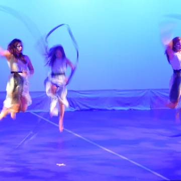 Modern Dance mit Bändern